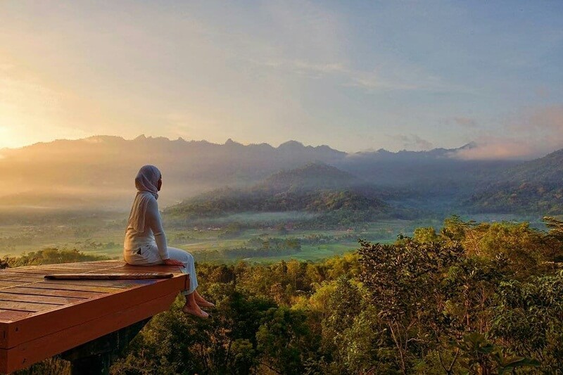 Menikmati Betapa Eksotisnya Sunrise dari Atas Punthuk Setumbu Jogja