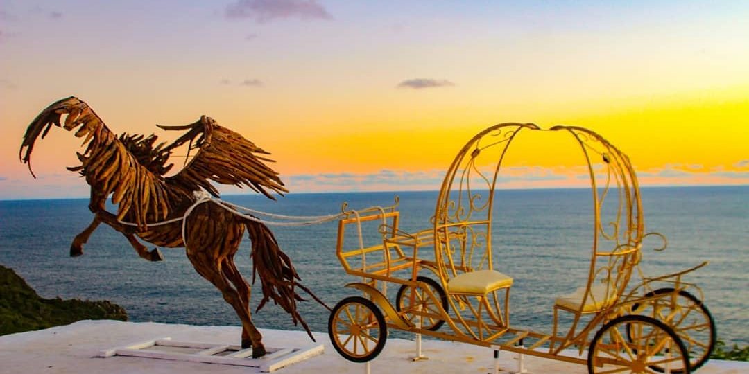 Menikmati View Laut Lepas dan Deburan Ombak dari Clif Bar Puncak Segoro