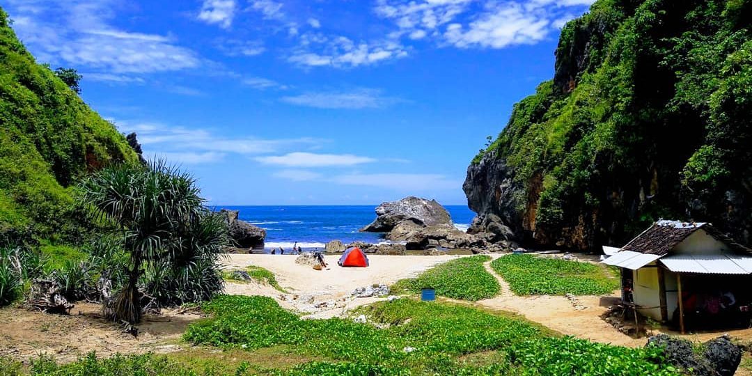 Pesona Alam Tersembunyi Pantai Wohkudu yang Berbeda dari Pantai Lainnya