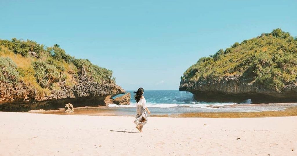 Keindahan Alam Pantai Srakung Jogja yang Menakjubkan di Tengah Batu Karang