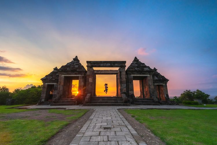 Mengunjungi Wisata Sejarah dan Budaya Candi Ratu Boko yang Penuh Cerita Legenda