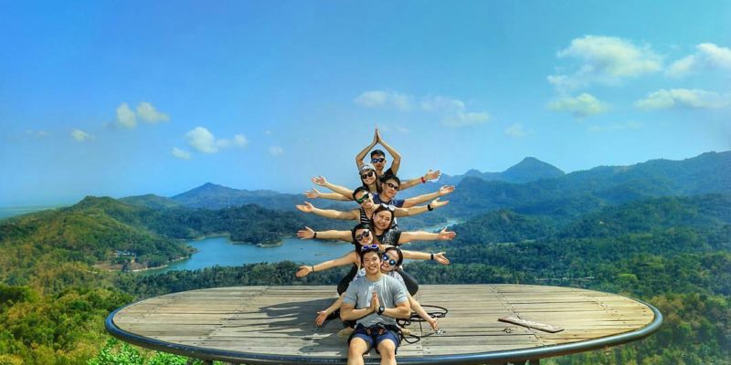 Keindahan alam Pule Payung dengan pemandangan perbukitan dan Waduk Sermo yang memukau